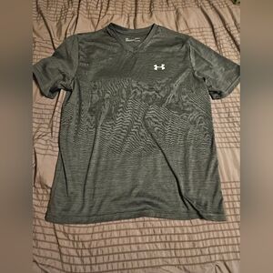 Under Armour Mens size Large gray shirt